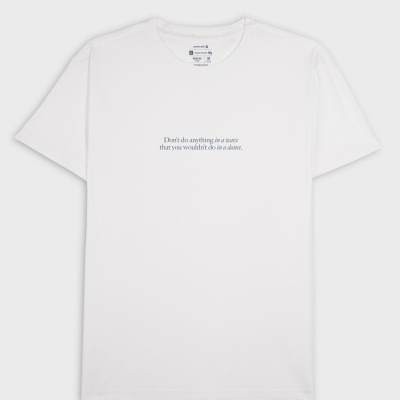 T-shirt branca com texto azul e gola redonda