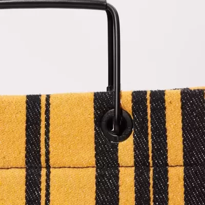 Mala amarela com riscas pretas e alça preta de metal