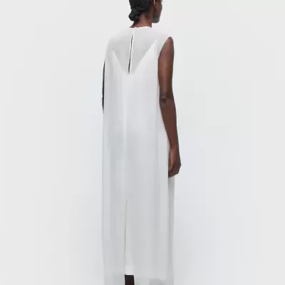 Vestido branco comprido sem mangas visto de costas
