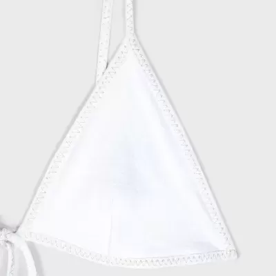 Top de biquíni triangular branco com costuras decorativas