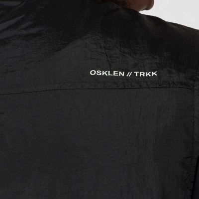 Costas de colete preto com texto branco OSKLEN // TRKK