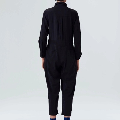 Macacão preto comprido com mangas longas e gola visto de costas