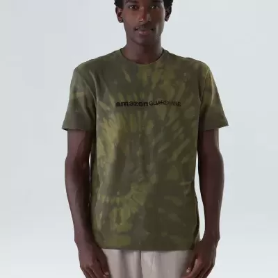 Camiseta verde oliva tie-dye com texto amazon GUARDIANS ao centro.