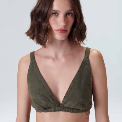 Top feminino verde-oliva com alças largas e textura, sem padrão visível