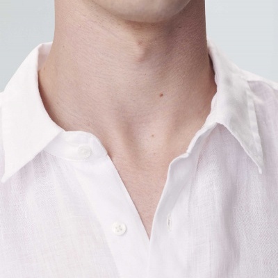 Camisa branca para homem com gola clássica e botões brancos