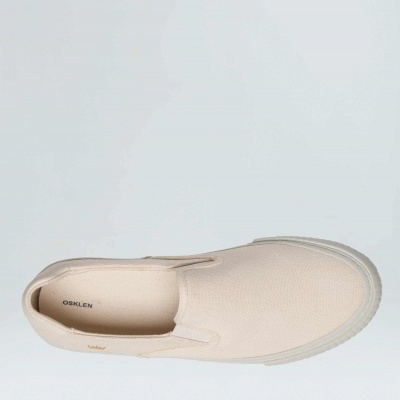 Sapatilha slip-on beige da Osklen vista de cima sobre fundo branco