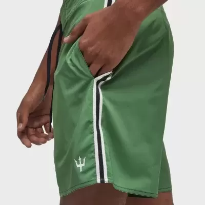 Calções de banho verdes com risca branca e preta e logótipo de tridente branco