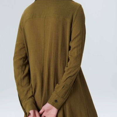 Vestido verde-oliva de manga comprida visto de trás