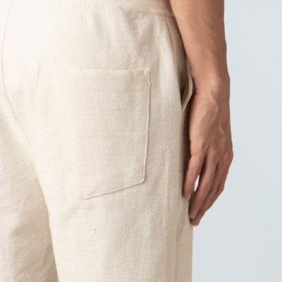 Calções de algodão cru com bolso traseiro