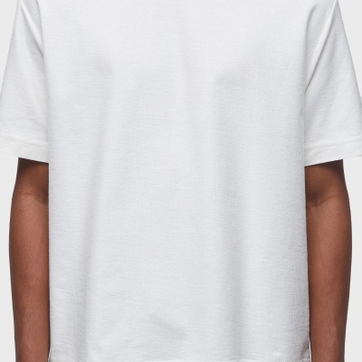 T-shirt branca de manga curta com gola redonda e textura lisa.