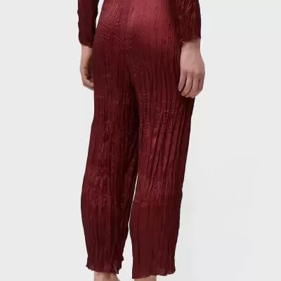 Calças compridas vinho texturizadas vistas de costas