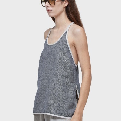 Regata feminina cinzenta com acabamento branco e fendas laterais