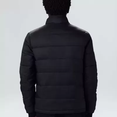 Casaco acolchoado preto visto de costas, com padrão horizontal e gola alta