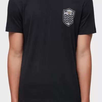 T-shirt preta com bordado tipo escudo no peito