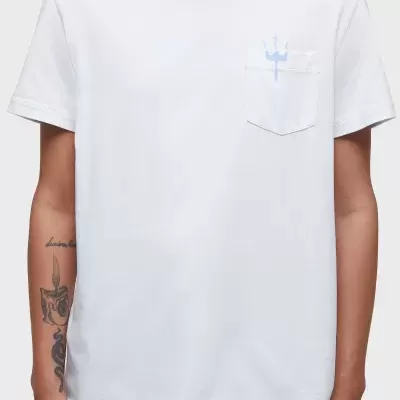 T-shirt branca de manga curta com bolso e símbolo azul claro