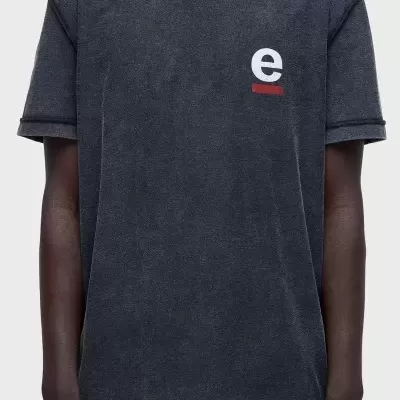 Camiseta preta com logótipo 'e' branco e vermelho no peito