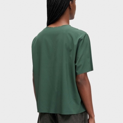 Pessoa de costas com t-shirt verde e calças cinza