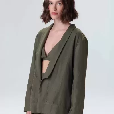 Conjunto feminino verde-oliva com blazer e top