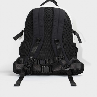 Mochila preta e branca vista pelas costas com alças acolchoadas e tiras ajustáveis
