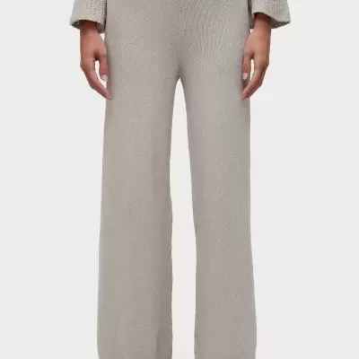 Calças de malha bege largas junto com sapatilhas de padrão animal print