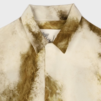 Camisa tie-dye bege e castanho com gola clássica