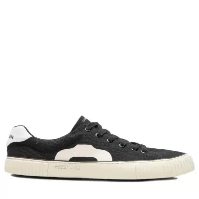 Ténis baixos pretos com detalhes em branco e sola branca texturizada