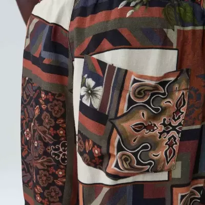 Calções masculinos com padrão patchwork colorido e bolso traseiro