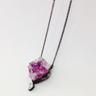 Colar com pendente de pedra roxa e cristal