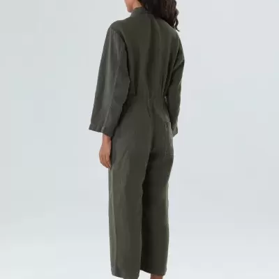 Macacão verde-oliva de tecido com mangas compridas visto de costas.