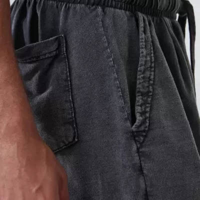 Calções cinza escuro com cintura elástica e bolso lateral com aba