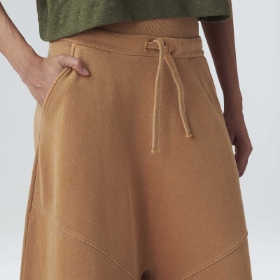 Calças castanho claro largas com cordão no cós e camiseta verde musgo