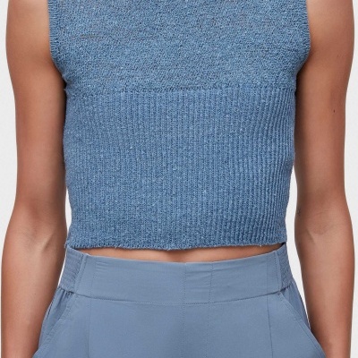 Top cropped azul claro de malha com calças azuis de cintura alta