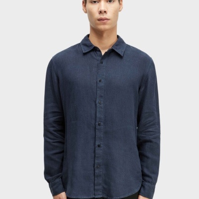 Camisa azul escura de manga comprida com botões pretos