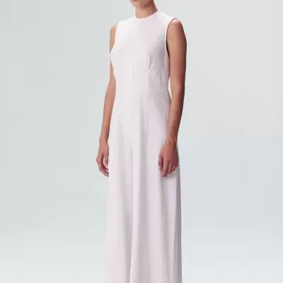 Vestido comprido branco sem mangas com sandálias brancas