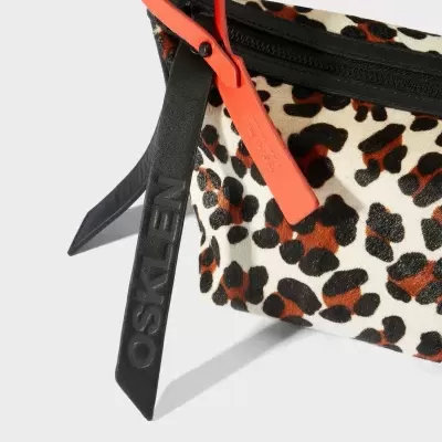 Bolsa padrão animal print com alças em couro preto e detalhe laranja