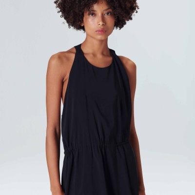 Vestido preto feminino sem mangas com gola halter