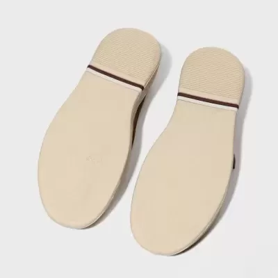 Solados de sapatos bege claro com risca marrom e branca