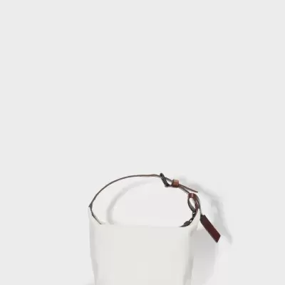 Bolsa de mão bege com alça em couro castanho