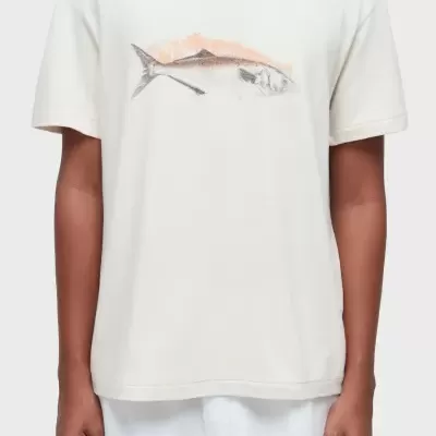 T-shirt branca com estampa de peixe cinza e fundo laranja claro