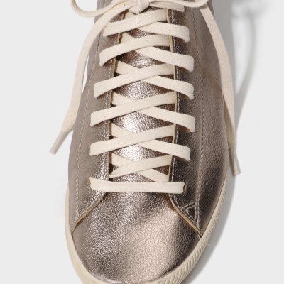 Ténis em pele metálica bronze com atacadores brancos e sola branca
