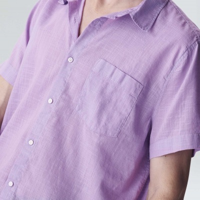 Camisa lilás de manga curta com bolso no peito e botões brancos