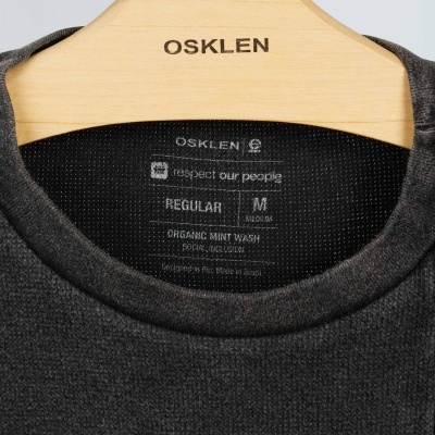 Camisola cinzenta pendurada em cabide de madeira OSKLEN