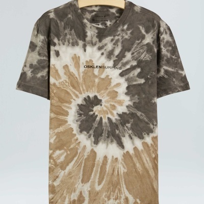 T-shirt tie-dye castanho e cinza com texto OSKLENSURFING