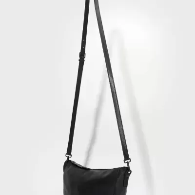 Mala preta de ombro com alça ajustável
