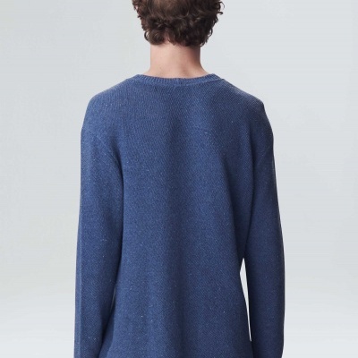 Camisola de malha azul escuro de costas em fundo claro