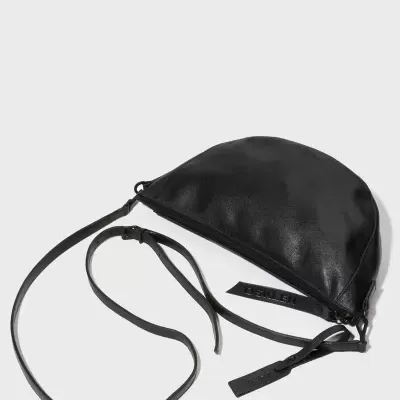 Mala tiracolo preta em pele com fecho e correia fina