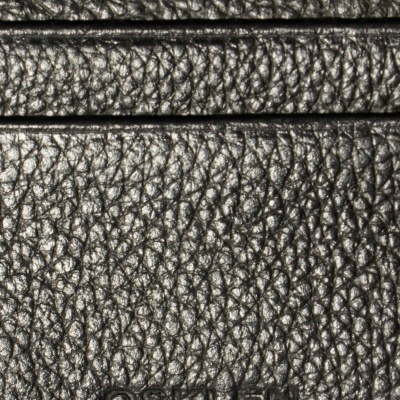 Carteira ou porta-cartões de couro preto com a marca OSKLEN gravada