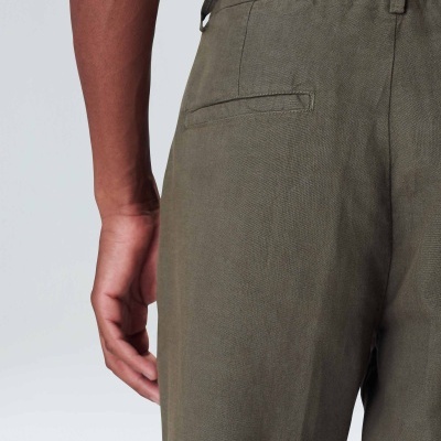 Calças masculinas verdes de tecido com bolso traseiro e cinto