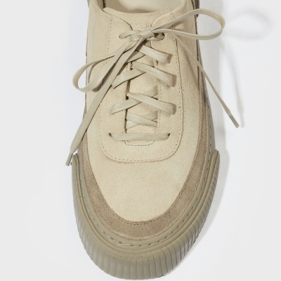 Tênis casual bege em camurça com sola e atacadores bege