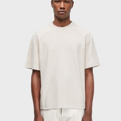 T-shirt e calções bege claro de tecido felpudo num modelo masculino